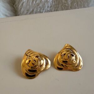 CHANEL Pre-Owned
1995 heart-motif CC earrings